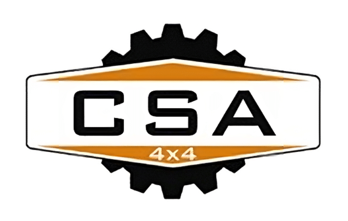 Logo con un engranaje negro y una placa en el centro con fondo naranja y blanco. En la placa, las letras ‘CSA’ en negro destacan en el centro, y debajo, una barra naranja con el texto ‘4x4’ en blanco. El diseño sugiere una marca o identificación relacionada con vehículos todoterreno o maquinaria pesada, específicamente un taller especializado en suspensiones.