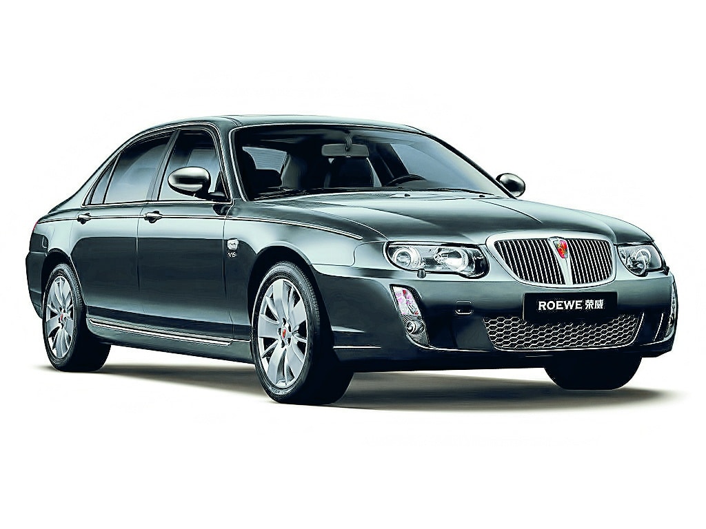 "La imagen muestra un sedán de color oscuro con la marca 'ROEWE' en la parrilla frontal. El coche tiene un diseño elegante con detalles cromados, llantas de aleación y una parrilla distintiva. Los faros son modernos y el diseño general sugiere un vehículo de lujo. El coche parece ser un modelo de la marca Roewe, conocida por producir vehículos elegantes y de alta calidad. Esta imagen es interesante ya que muestra el diseño y la marca de un modelo específico de coche, lo cual puede ser relevante para los entusiastas del automovilismo o posibles compradores.