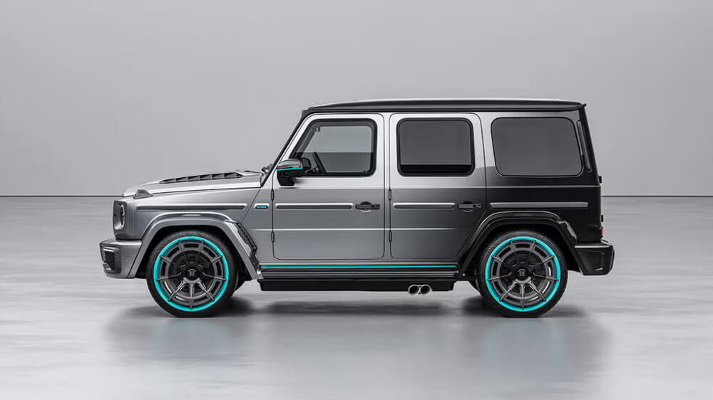 Vista lateral del HOF Sir Class, un Mercedes-Benz Clase G modificado, con un diseño de pintura degradada de plata a negro y detalles en azul Petronas en las llantas y molduras. El SUV destaca por su estilo agresivo y aerodinámico.