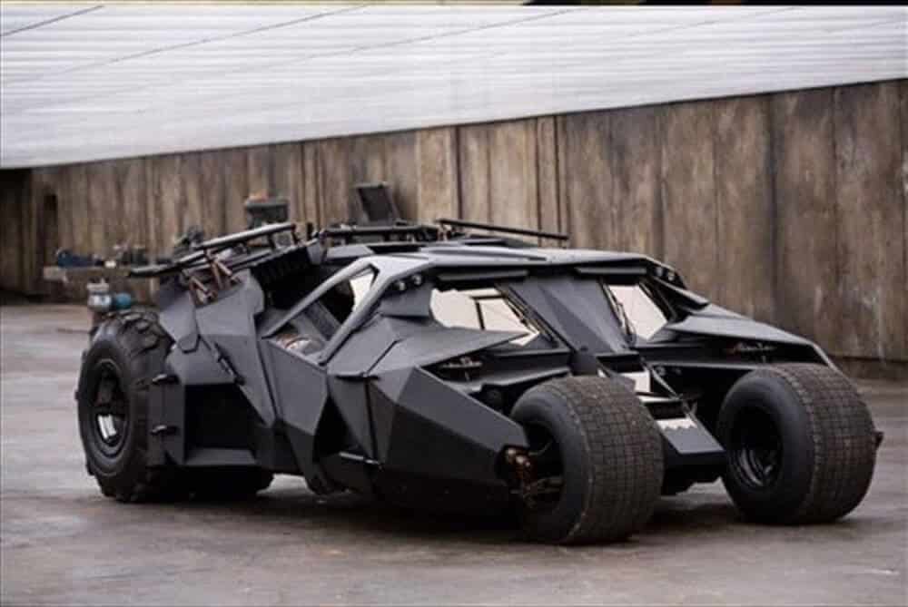 Gracias por la corrección. La imagen muestra el Batmóvil Tumbler, conocido por su diseño robusto y blindado, popularizado en las películas de Batman dirigidas por Christopher Nolan. El vehículo tiene grandes neumáticos gruesos y un exterior angular de color negro mate, lo que le da una apariencia intimidante y futurista. Este diseño incluye varios componentes mecánicos y detalles que sugieren un alto rendimiento y durabilidad, haciendo del Tumbler un vehículo icónico y fascinante tanto en la ficción como en la realidad.
