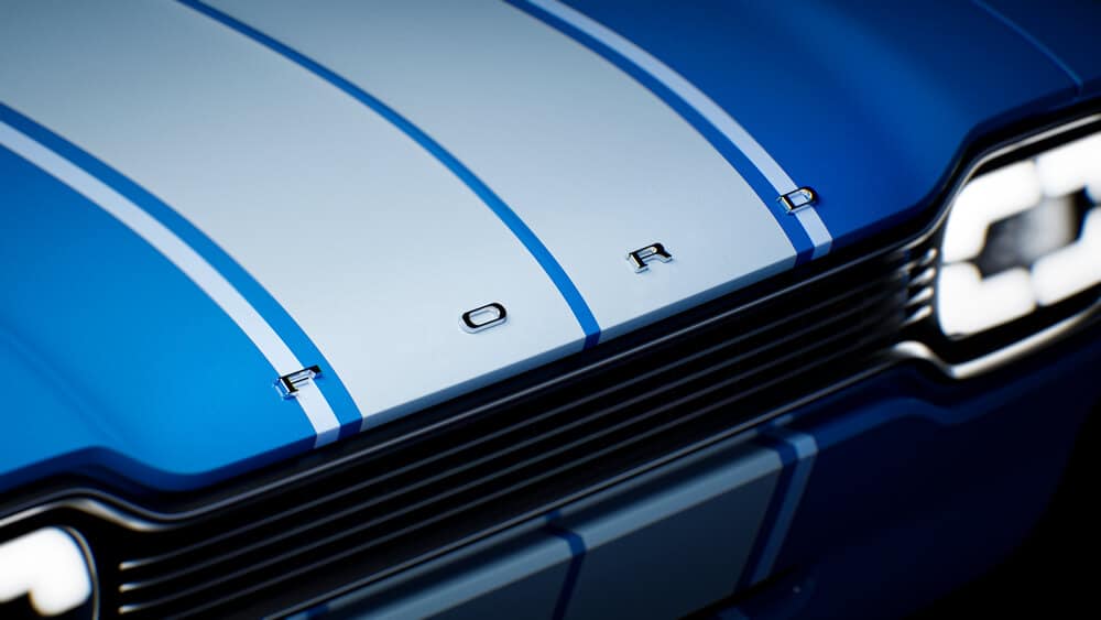 La imagen muestra la parte frontal de un Ford Escort MK1 de Boreham Motorworks en color azul con franjas blancas. El coche tiene la palabra "FORD" destacada en el capó con letras cromadas. El diseño y el esquema de colores sugieren que es un modelo clásico o vintage. Esta imagen es interesante y relevante porque resalta los elementos icónicos de la marca y el diseño del automóvil, mostrando el atractivo estético y el legado del coche.