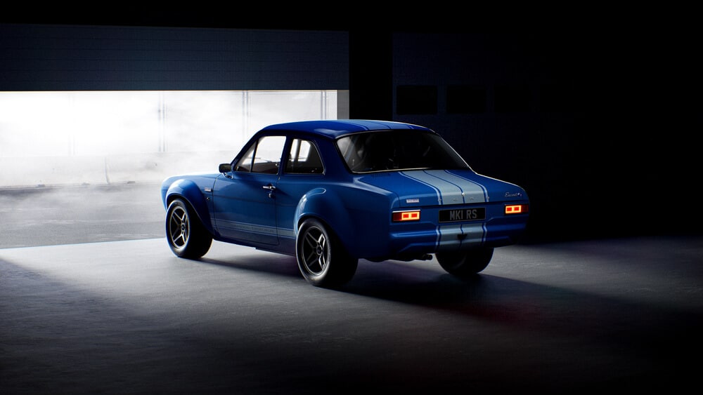 La imagen muestra un Ford Escort MK1 de Boreham Motorworks en color azul con franjas blancas, estacionado en un garaje oscuro con luz entrando desde el fondo. El coche está orientado de espaldas al espectador, mostrando prominentemente su parte trasera. La matrícula dice "MK1 RS" y el modelo del coche parece ser un Ford Escort, como indica la insignia "Escort" en la parte trasera. El coche está posicionado cerca de una puerta de garaje abierta, con luz y niebla o humo visible afuera, creando una escena dramática y atmosférica. Esta imagen es interesante porque destaca el diseño clásico y el atractivo del Ford Escort vintage, un coche que tiene un valor histórico y cultural significativo en el mundo automovilístico.