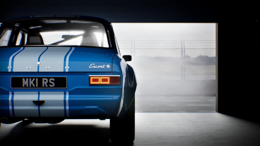 La imagen muestra la vista trasera de un Ford Escort MK1 de Boreham Motorworks en color azul con franjas blancas. El coche está parcialmente dentro de un garaje, con el exterior visible a través de la puerta del garaje abierta. La matrícula dice "MK1 RS" y la palabra "Escort" está escrita en el lado derecho de la parte trasera del coche. La escena es interesante porque destaca un modelo de coche clásico, lo que puede ser de interés para los entusiastas de los automóviles o aquellos interesados en la historia automovilística. El entorno sugiere un contexto de carreras o rendimiento, añadiendo al atractivo del coche.