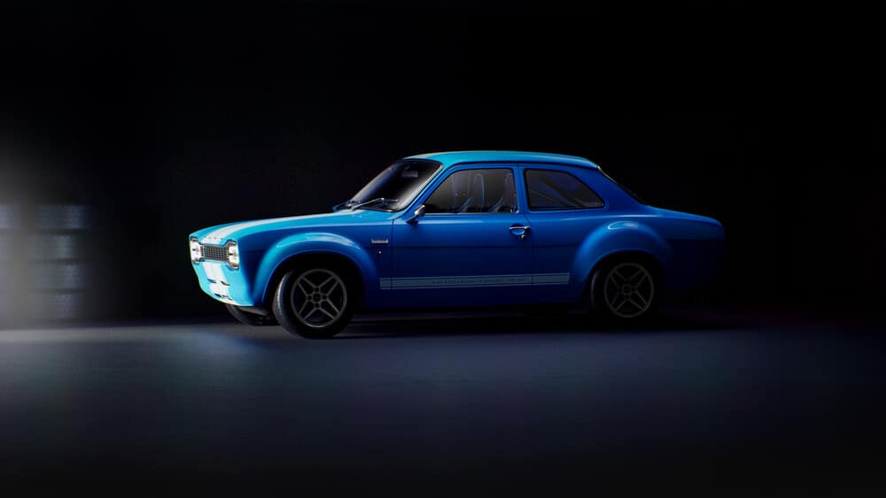 La imagen muestra un Ford Escort MK1 de Boreham Motorworks en color azul con franjas blancas, estacionado en un garaje oscuro con luz entrando desde el fondo. El coche tiene un diseño clásico y deportivo, con detalles que resaltan su carácter de alto rendimiento. La escena transmite una sensación de nostalgia y admiración por los coches de carreras vintage.