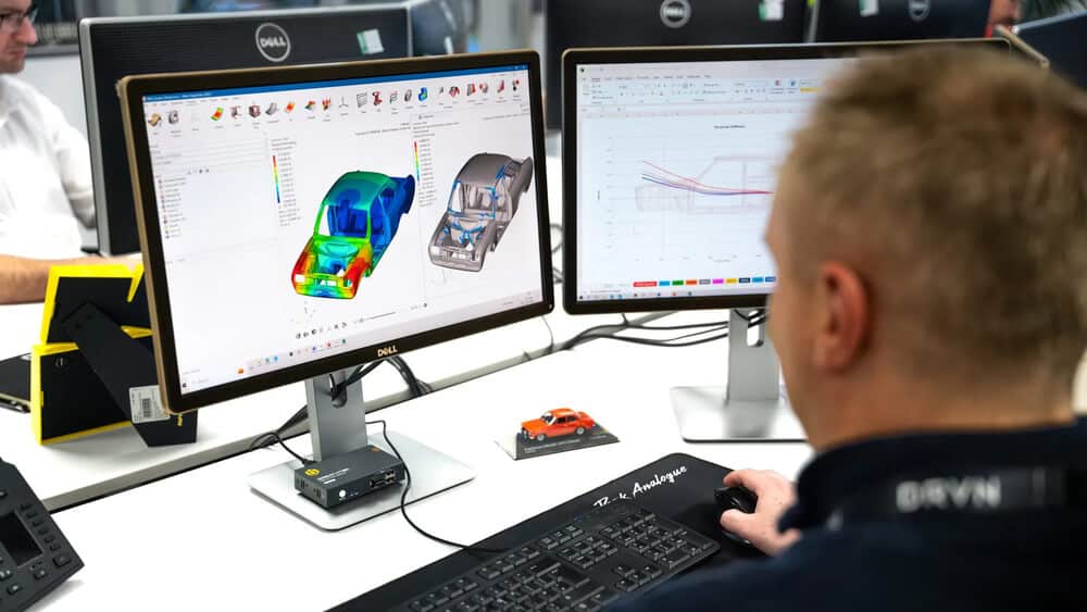 La imagen muestra un modelo CAD del Ford Escort MK1 de Boreham Motorworks. El modelo CAD destaca los detalles técnicos y de diseño del coche, incluyendo su estructura, componentes internos y características aerodinámicas. Este tipo de representación es útil para ingenieros y diseñadores que trabajan en la mejora y personalización del vehículo, permitiendo una visualización precisa y detallada de cada aspecto del coche.