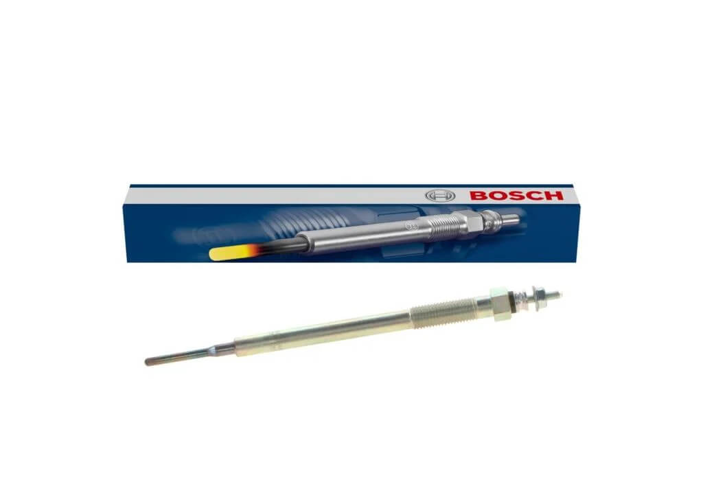 La imagen muestra una bujía de incandescencia Bosch, que es un dispositivo utilizado en motores diésel para ayudar a arrancar el motor calentando la cámara de combustión. La bujía de incandescencia se muestra tanto en su forma real como en el empaque. El empaque es azul con el logotipo de Bosch destacado en rojo y blanco. La bujía en sí es metálica con una sección roscada y un elemento calefactor en la punta, que se muestra incandescente en la imagen del empaque. Esta imagen es relevante para aquellos interesados en piezas automotrices, particularmente para el mantenimiento y reparación de motores diésel.