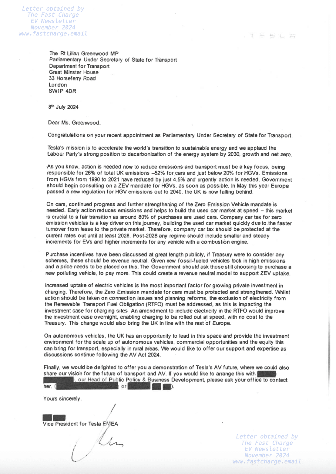 La imagen muestra una carta dirigida a The Rt Lilian Greenwood MP, Subsecretaria Parlamentaria de Estado para el Transporte, del Vicepresidente de Tesla EMEA. La carta está fechada el 8 de julio de 2024 y discute varios puntos relacionados con la reducción de emisiones y la promoción de energía sostenible en el Reino Unido. Destaca la necesidad de una acción urgente para reducir las emisiones de los HGVs, la importancia de fortalecer el mandato de Vehículos de Emisión Cero, y el potencial del Reino Unido para liderar en el desarrollo de vehículos autónomos. La carta también menciona la necesidad de una consulta gubernamental sobre un mandato de ZEV para HGVs y sugiere proteger el impuesto sobre coches de empresa para vehículos de emisión cero hasta al menos 2028. Además, discute la importancia de los incentivos de compra y la inclusión de la electricidad en la Obligación de Combustibles de Transporte Renovable (RTFO). La carta concluye con una oferta para demostrar el futuro AV de Tesla y una solicitud para contactar al Jefe de Política Pública y Desarrollo de Negocios para más discusiones.