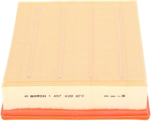 Imagen de un filtro de aire rectangular con un diseño plisado, comúnmente utilizado en aplicaciones automotrices. El filtro tiene una sección superior beige con crestas verticales y una base roja. En el lateral del filtro se lee 'BOSCH 1 457 429 870' junto con algunos símbolos y marcas adicionales. Este tipo de filtro es esencial para mantener la calidad del aire que entra en el motor, lo que puede afectar el rendimiento y la longevidad del vehículo