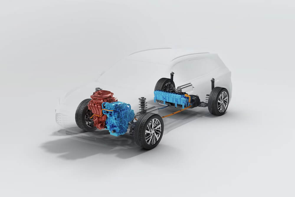 La imagen muestra una vista transparente de un vehículo, destacando sus componentes internos. La sección frontal del vehículo muestra un motor de combustión interna (coloreado en rojo) y un sistema de transmisión (coloreado en azul). La sección trasera del vehículo muestra un motor eléctrico (coloreado en azul) y un paquete de baterías (coloreado en azul). Los componentes están conectados por un cable naranja, indicando un sistema de propulsión híbrido. Esta imagen es interesante y relevante ya que ilustra la integración de sistemas de propulsión tanto tradicionales como eléctricos en un vehículo híbrido, mostrando la complejidad e innovación en la ingeniería automotriz moderna.