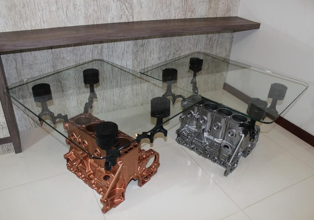 Dos mesas bajas de sala de estar fabricadas con el bloque motor y los pistones de un coche de General Motors.