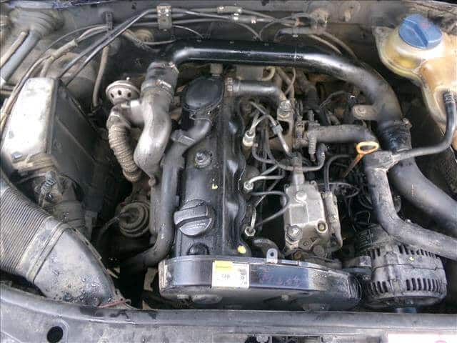 La imagen muestra el compartimento del motor de un Audi A4 con un motor AFN 1.9 TDI. El motor es claramente visible en el centro, con varios componentes como el turbocompresor, la admisión de aire y el alternador a su alrededor. La imagen es interesante y relevante porque proporciona una vista clara de la disposición y los componentes del motor, lo cual puede ser útil para diagnósticos mecánicos, reparaciones o propósitos educativos.