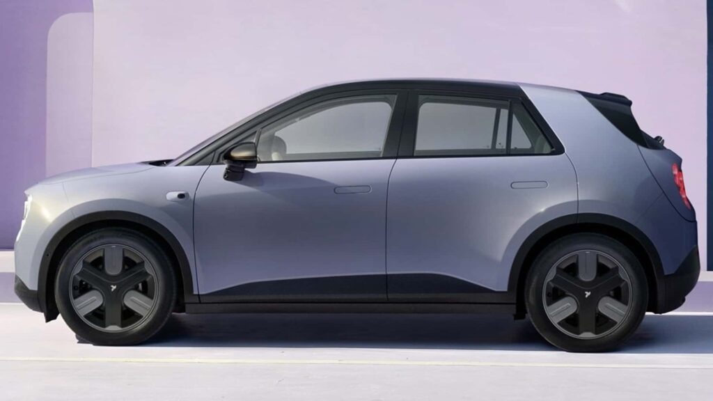 "Vista lateral de un SUV compacto moderno con un diseño elegante. El vehículo tiene un acabado metálico liso y presenta ruedas grandes y estilizadas. El fondo es un degradado de tonos púrpura claro, que complementa el color del coche. Esta imagen es interesante y relevante ya que destaca el diseño y el atractivo estético del vehículo, lo cual podría interesar a los entusiastas de los coches o a posibles compradores que buscan un SUV compacto y elegante.