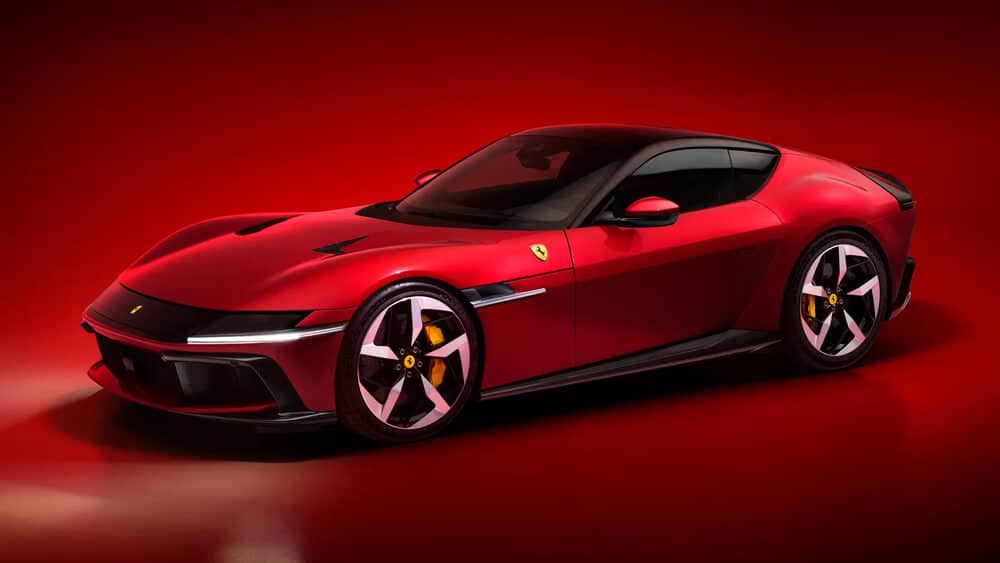 "La imagen muestra un elegante coche deportivo rojo con un diseño aerodinámico y moderno. El coche tiene un perfil bajo, líneas afiladas y un acabado brillante. Las ruedas son grandes y tienen un diseño distintivo de cinco radios. El coche tiene un logotipo prominente en el lateral, indicando que es un vehículo de alto rendimiento, probablemente un Ferrari. El fondo es un degradado de tonos rojos, que complementa el color del coche y añade al impacto visual general de la imagen. Esta imagen es interesante y relevante porque muestra un coche deportivo de lujo, asociado con alto rendimiento, ingeniería avanzada y exclusividad.