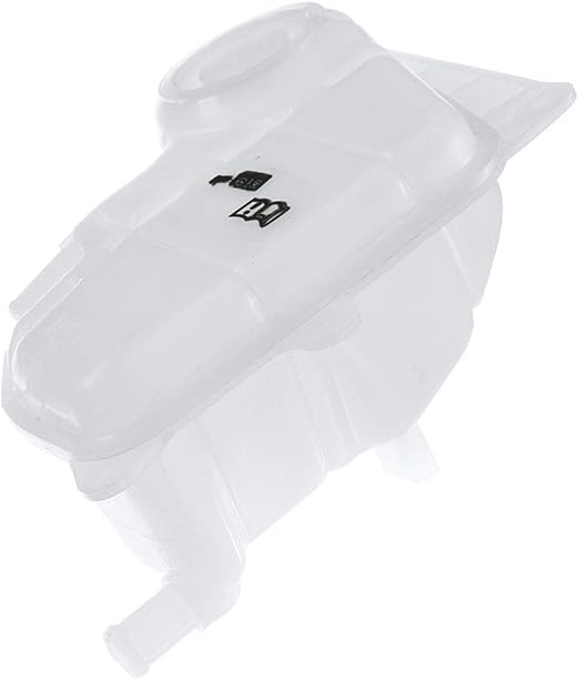 La imagen muestra un depósito de refrigerante de plástico translúcido, probablemente para un Audi A4 B5. El depósito tiene una tapa en la parte superior y varias conexiones para mangueras en la parte inferior. En la superficie del depósito hay un icono negro con una flecha y un símbolo de libro, indicando una referencia al manual del vehículo para su uso o instalación adecuada. Este componente es esencial para el mantenimiento del vehículo, específicamente para el sistema de refrigeración del Audi A4 B5. Es útil cambiarlo cuando es viejo porque tiende a amarillear, lo que impide ver el nivel del refrigerante dentro. Al hacer clic en la imagen, te lleva a Amazon para comprarlo.