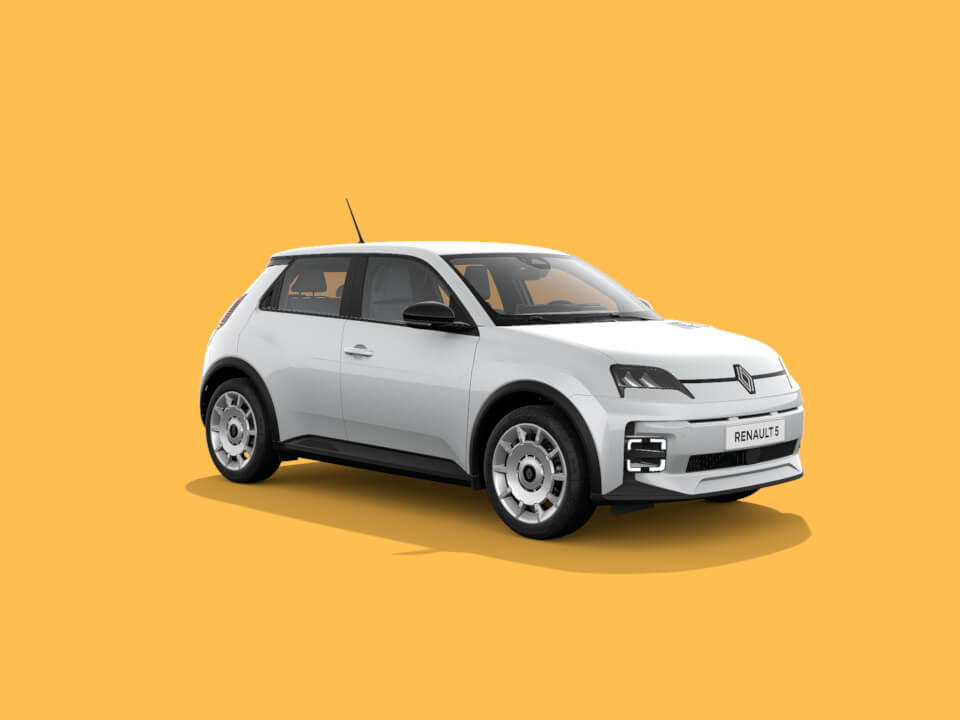 Imagen de un Renault 5 eléctrico blanco sobre un fondo naranja sólido. El coche está posicionado en un ángulo que muestra su perfil frontal y lateral. El logotipo de Renault es visible en la parrilla frontal, y el nombre del modelo 'RENAULT 5' se muestra en el área de la matrícula delantera. El coche tiene un diseño moderno con líneas elegantes y faros distintivos, indicando que es una versión contemporánea y eléctrica del clásico modelo Renault 5. Esta imagen es interesante y relevante ya que destaca la transición de los modelos de coches clásicos a versiones eléctricas, reflejando los avances en la tecnología automotriz y un cambio hacia el transporte sostenible.