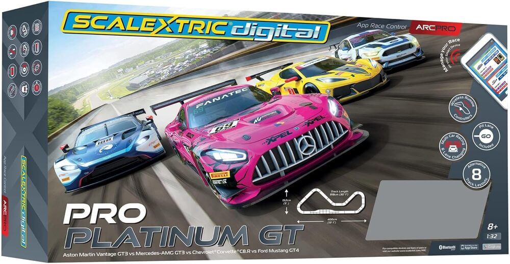 "La imagen muestra el embalaje de un set de carreras de Scalextric Digital Pro Platinum GT. La caja presenta una ilustración dinámica de cuatro coches de carreras en una pista: un Aston Martin Vantage GT3, un Mercedes-AMG GT3, un Chevrolet Corvette C8.R y un Ford Mustang GT4. El embalaje destaca varias características del set, incluyendo control de carrera mediante aplicación, mandos inalámbricos, un carril de boxes y la capacidad de correr con múltiples coches. El set es adecuado para mayores de 8 años e incluye 8 diseños de pista. La longitud de la pista es de 8.0m (26ft) y el espacio requerido es de 280cm x 140cm (9ft 2in x 4ft 7in). La caja también menciona la conectividad Bluetooth.