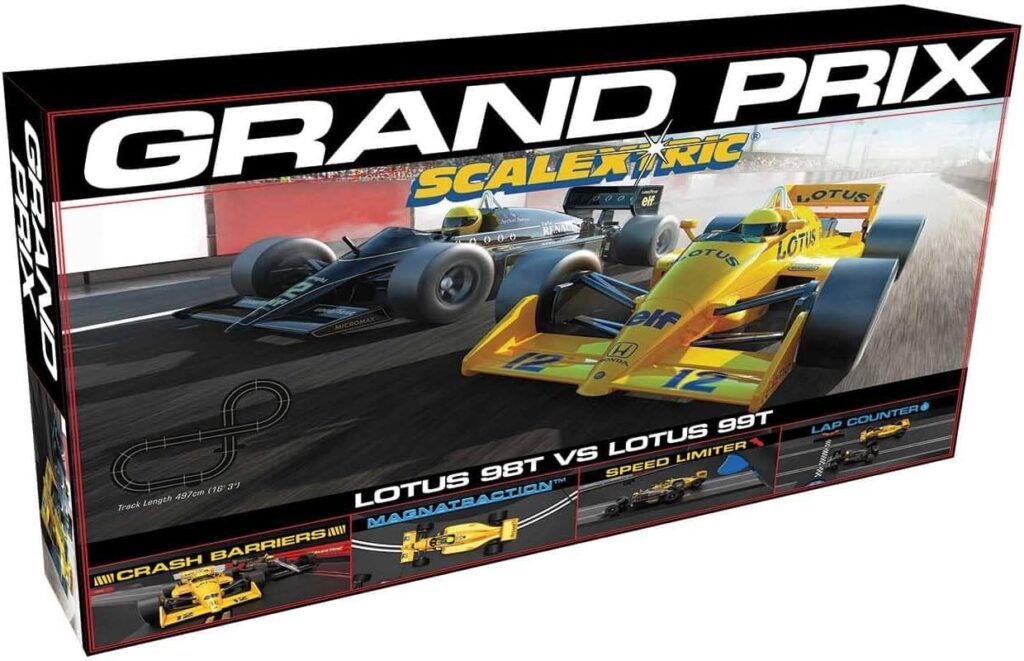 La imagen muestra el embalaje de un set de carreras de Scalextric titulado 'GRAND PRIX'. El set incluye dos coches de carreras, el Lotus 98T y el Lotus 99T, que se muestran en la parte frontal de la caja. La caja destaca varias características del set, incluyendo 'Crash Barriers', 'Magnatraction', 'Speed Limiter' y 'Lap Counter'. También hay un diagrama del diseño de la pista con una longitud total de 497 cm (16' 3"). La imagen es interesante porque muestra un set de carreras detallado y competitivo que incluye coches icónicos de Fórmula 1, lo que lo hace atractivo para los entusiastas de las carreras y coleccionistas.