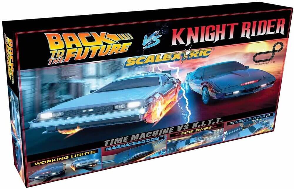 "La imagen muestra una caja de un set de carreras de Scalextric que presenta un crossover entre 'Regreso al Futuro' y 'El Coche Fantástico'. La caja muestra de manera prominente el DeLorean máquina del tiempo de 'Regreso al Futuro' y K.I.T.T. de 'El Coche Fantástico' compitiendo entre sí. El set incluye características como luces funcionales, Magnatraction, side swipe y cross over. La longitud de la pista se especifica como 532 cm (17 pies 5 pulgadas). La imagen es interesante porque combina dos vehículos icónicos de populares programas de televisión y películas de los años 80, lo que la hace atractiva para los fanáticos de ambas franquicias.