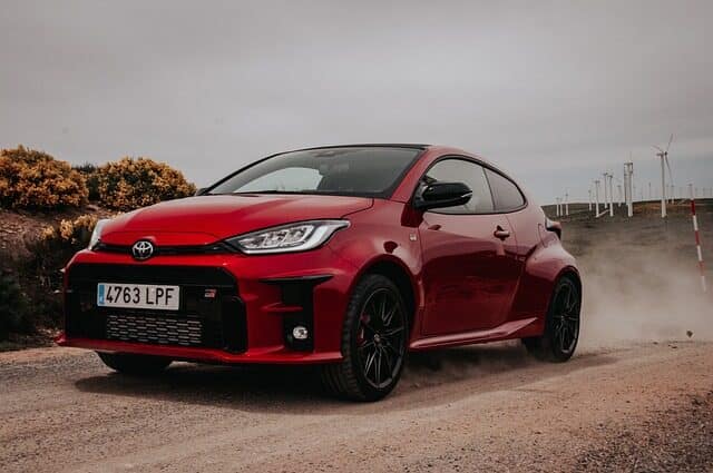 Toyota GR Yaris rojo sobre grava.