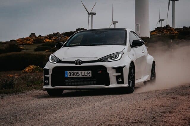 Toyota GR Yaris blanco circulando sobre grava.