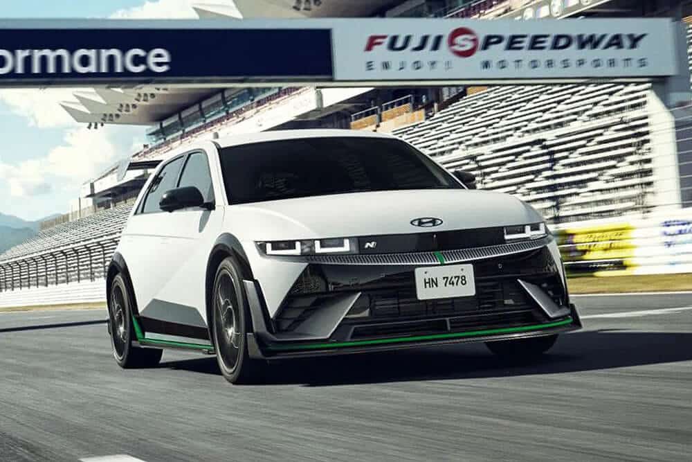 El Hyundai Ioniq 5 N DK Edition cruzando la línea de meta en el Fuji Speedway, resaltando su frontal aerodinámico.