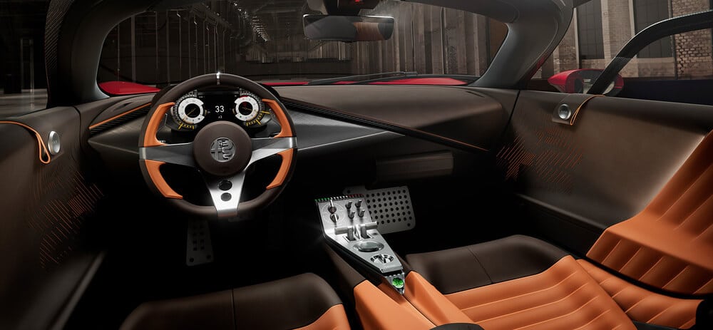 Imagen del interior de un auto deportivo de alta gama. El enfoque está en el asiento del conductor, el volante y el tablero. El volante tiene un diseño deportivo con un logotipo central, y el tablero presenta una pantalla digital con varios indicadores. El interior está diseñado con una combinación de cuero negro y naranja, dando un aspecto lujoso y moderno. La consola central tiene una palanca de cambios única y botones de control. El diseño general enfatiza una mezcla de lujo y rendimiento.