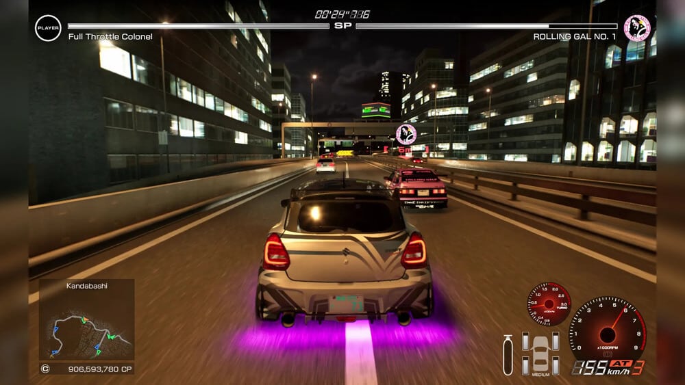 "La imagen es una captura de pantalla del videojuego 'Tokyo Xtreme Racer'. Muestra una escena de carrera nocturna en una autopista rodeada de edificios altos con ventanas iluminadas. El coche del jugador, un vehículo modificado con luces de neón púrpura, está en el centro de la pantalla, compitiendo contra otros coches. La pantalla incluye varios elementos del HUD, como el nombre del jugador 'Full Throttle Colonel', un velocímetro que muestra 195 km/h, un tacómetro y un mapa del área de Kandabashi. La moneda actual del jugador se muestra como 906,593,780 CP. El temporizador del juego muestra 00:27:49:36, y el nombre del oponente es 'ROLLING GAL NO. 1'.