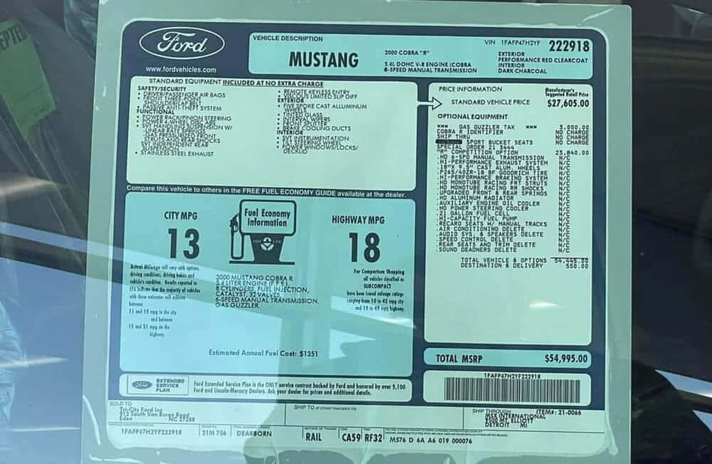 Imagen de la etiqueta de la ventana de un Ford Mustang Cobra R del año 2000. Esta etiqueta proporciona información detallada sobre el vehículo, incluyendo su equipamiento estándar y opcional, economía de combustible y precios. La etiqueta es interesante y relevante porque ofrece a los posibles compradores una visión completa de las características, el rendimiento y el costo del coche.