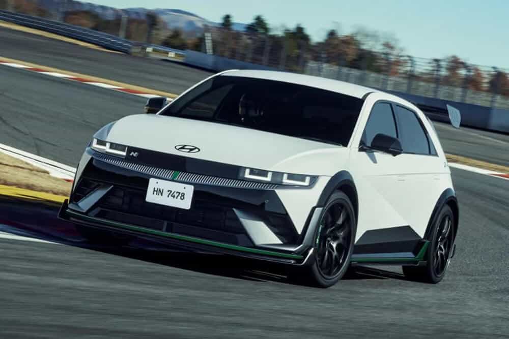 Vista frontal del Hyundai Ioniq 5 N DK Edition tomando una curva en un circuito, mostrando su diseño agresivo y deportivo.