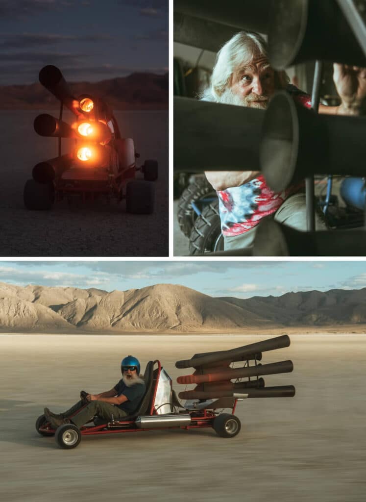 Un collage de tres imágenes que muestran un vehículo go-kart modificado con motores de pulso jet. La primera imagen, tomada al atardecer, muestra el vehículo con tres motores encendidos emitiendo un brillo naranja intenso. La segunda imagen muestra a una persona mayor con barba blanca larga dentro del vehículo, vistiendo una bandana con diseño tie-dye. La tercera imagen, tomada en un desierto seco con montañas al fondo, muestra el vehículo completo en movimiento: un go-kart rojo y plateado equipado con múltiples tubos negros de motores pulse jet, mientras el conductor usa un casco azul y gafas de protección.