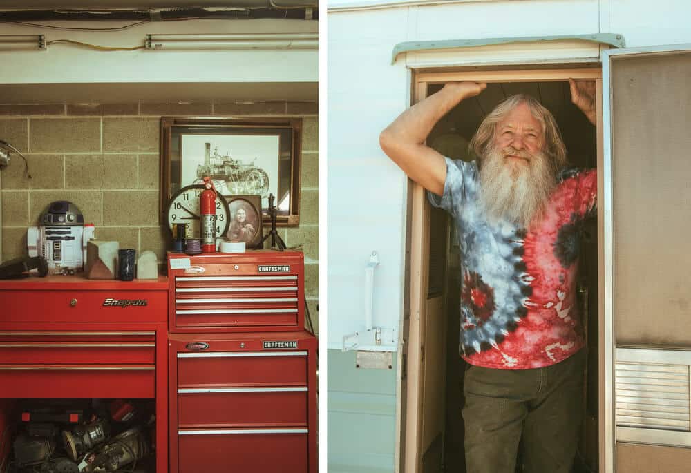 Imagen dividida en dos partes. A la izquierda, el área de trabajo de Bob Maddox con cajas de herramientas rojas de las marcas Snap-on y Craftsman, sobre las cuales hay un reloj de pared y una figura decorativa de R2-D2. A la derecha, Bob Maddox en el marco de una puerta de un remolque o casa móvil, sonriendo y apoyándose en el marco superior, vistiendo una camiseta teñida en espiral (tie-dye) en colores rojo y gris oscuro.