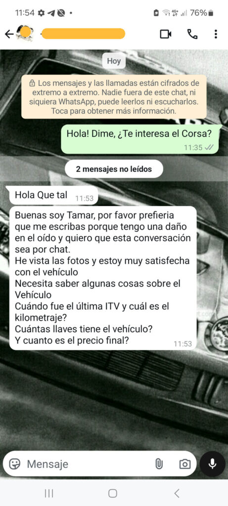 La imagen muestra una conversación de WhatsApp entre dos personas sobre la venta de un automóvil, específicamente un Corsa. La conversación incluye varios mensajes en español: Mensaje enviado a las 11:35: "Hola! Dime, ¿Te interesa el Corsa?" Mensaje enviado a las 11:53: "Hola Que tal" Mensaje enviado a las 11:53: "Buenas soy Tamar, por favor prefería que me escribas porque tengo una daño en el oído y quiero que esta conversación sea por chat. He vista las fotos y estoy muy satisfecha con el vehículo Necesita saber algunas cosas sobre el Vehículo Cuándo fue la última ITV y cuál es el kilometraje? Cuántas llaves tiene el vehículo? Y cuanto es el precio final?" El mensaje de Tamar menciona que prefiere comunicarse por chat debido a un problema en el oído y hace varias preguntas sobre el vehículo, incluyendo la última inspección técnica (ITV), el kilometraje, la cantidad de llaves y el precio final.