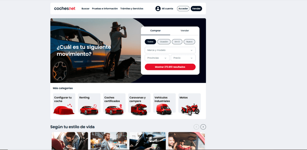 La imagen muestra la página principal de un sitio web llamado coches.net, especializado en la compra y venta de coches. En la parte superior, hay un menú con opciones como 'Buscar', 'Pruebas e información', 'Trámites y Servicios', y botones para 'Acceder' y 'Vender'. En el centro, hay una sección destacada con una foto de una persona junto a un coche y un perro, con el texto '¿Cuál es tu siguiente movimiento?'. Debajo de esta sección, hay un formulario para buscar coches con opciones para seleccionar 'Todos', 'Ocasión', 'Km 0', 'Nuevo', 'Marca y modelo', 'Provincia' y 'Precio', y un botón rojo que dice 'Mostrar 272.951 resultados'. Más abajo, hay categorías adicionales como 'Configura tu coche', 'Renting', 'Coches certificados', 'Caravanas y campers', 'Vehículos industriales' y 'Motos'. También hay una sección titulada 'Según tu estilo de vida' con imágenes de personas en diferentes situaciones relacionadas con coches. Esta imagen es relevante para la estafa del bizum inverso y la estafa en la venta de coches de segunda mano.