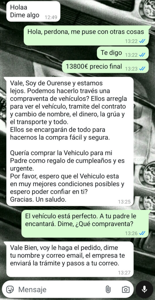 La imagen muestra una conversación de WhatsApp entre dos personas sobre la venta de un automóvil, específicamente un Corsa. La conversación incluye varios mensajes en español que apuntan a una estafa nigeriana:

Mensaje enviado a las 11:35: "Hola! Dime, ¿Te interesa el Corsa?"

Mensaje enviado a las 11:53: "Hola Que tal"

Mensaje enviado a las 11:53: "Buenas soy Tamar, por favor prefería que me escribas porque tengo una daño en el oído y quiero que esta conversación sea por chat. He vista las fotos y estoy muy satisfecha con el vehículo Necesita saber algunas cosas sobre el Vehículo Cuándo fue la última ITV y cuál es el kilometraje? Cuántas llaves tiene el vehículo? Y cuanto es el precio final?"

El mensaje de Tamar menciona que prefiere comunicarse por chat debido a un problema en el oído, hace varias preguntas sobre el vehículo y plantea una urgencia inusual que es común en estafas. Tamar también menciona que quiere comprar el vehículo urgentemente como un regalo, lo cual es una táctica común para apresurar la transacción.