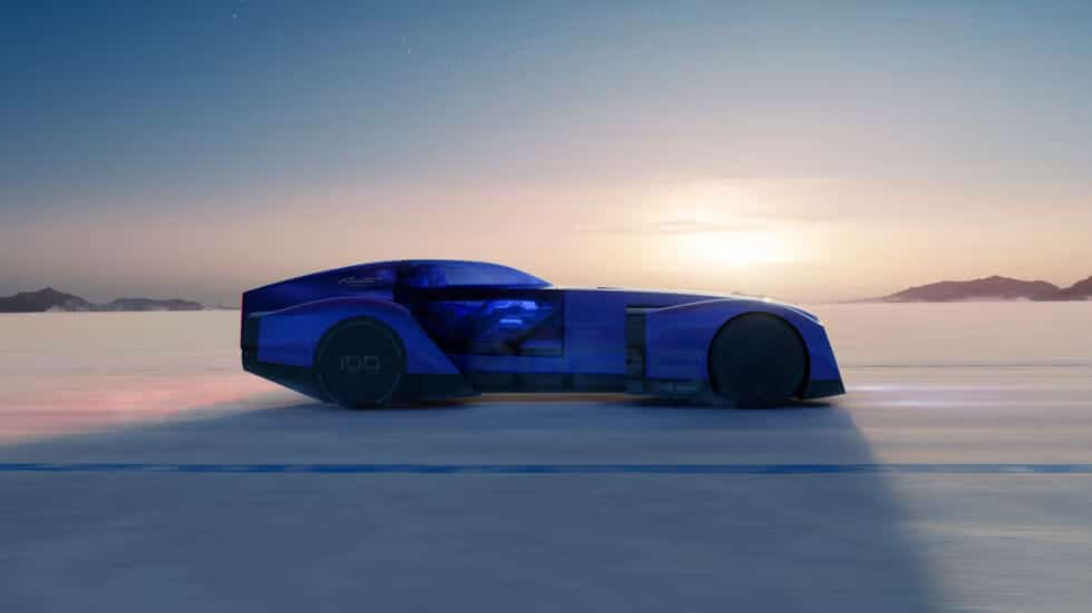 "El Renault Filante 2025 es un coche futurista y elegante de color azul, visto en una superficie plana y expansiva con un amanecer o atardecer de fondo. El coche tiene un diseño aerodinámico con grandes ruedas cubiertas y parece estar moviéndose a alta velocidad, como sugiere el desenfoque de movimiento. El entorno es probablemente una salina o un área abierta similar, que a menudo se utiliza para pruebas de alta velocidad. El coche tiene el texto 'Renault' y '100' visible en su lateral, indicando que podría ser un modelo especial o un concepto de Renault, posiblemente llamado 'Filante' para el año 2025. Esta imagen es interesante y relevante ya que muestra un diseño automotriz avanzado y tecnología, insinuando futuras innovaciones en la industria automotriz.