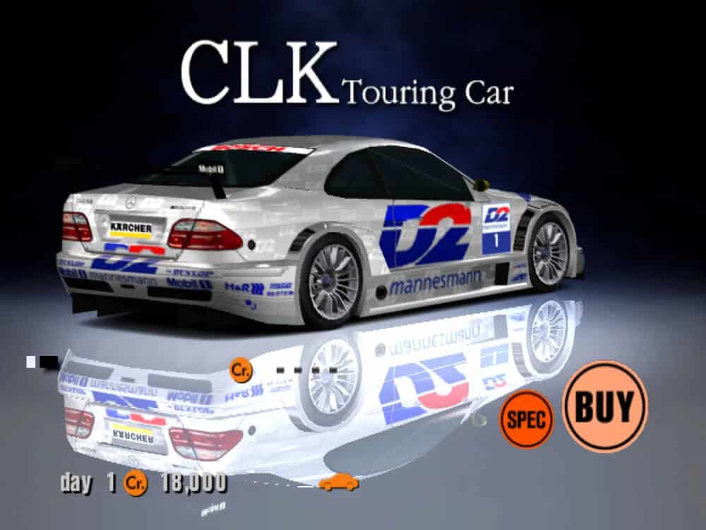 "Captura de pantalla de un videojuego que muestra un Mercedes CLK DTM, un coche de carreras blanco con detalles en azul y rojo y logotipos de patrocinadores como 'D2', 'Kärcher', 'Mannesmann', 'Mobil 1' y 'Dunlop'. El coche aparece destacado en el centro de la pantalla, con un diseño aerodinámico y un aspecto deportivo. En la parte superior se lee 'CLK Touring Car', mientras que en la parte inferior hay elementos de interfaz, como dos botones, uno naranja que dice 'SPEC' y otro rosa que dice 'BUY'. También se muestra información en la esquina inferior izquierda como 'day 1 Cr 18,000', indicando el progreso en el juego.