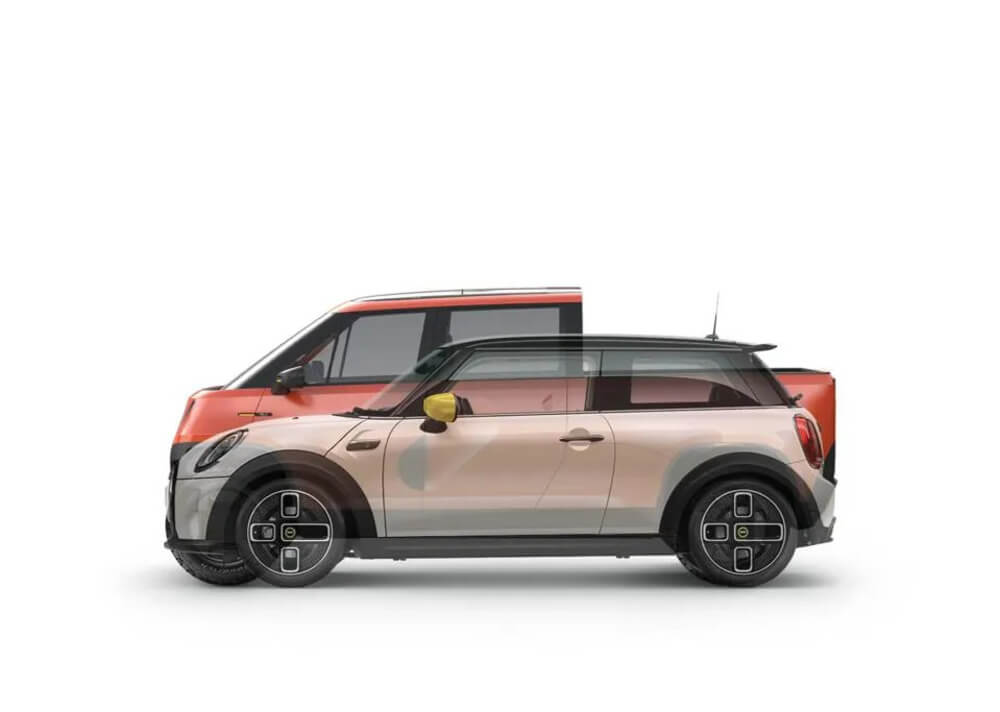 Comparación entre un Mini de color beige y detalles en negro y amarillo, estacionado al lado de una camioneta eléctrica roja de diseño moderno de Telo Trucks. Aunque las dimensiones de la camioneta son ligeramente más grandes, los vehículos no presentan una gran diferencia en altura y longitud, lo que resalta el diseño compacto de ambos.