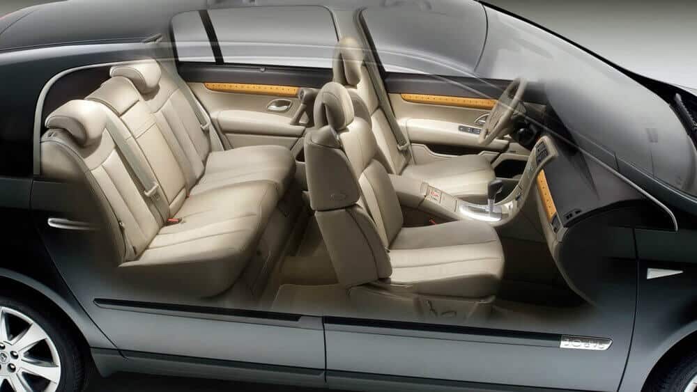 Interior del Renault Velsatis, donde se aprecian dos filas de asientos, con tres detrás y dos delante. Colores crema predominantes con adornos en madera.