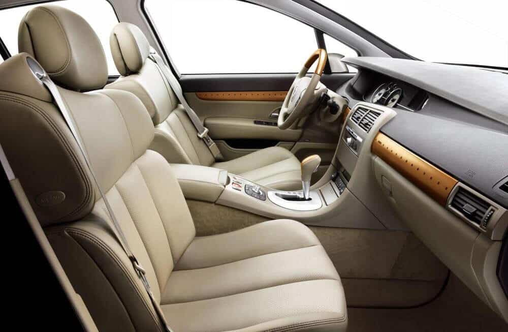 Renault VelSatis Interior con detalles en madera. Se aprecia la parte del salpicadero y los asientos.