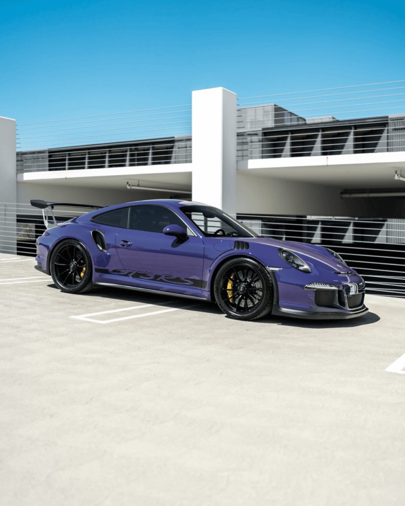 El Porsche 911 RS antes de estrellarse. Tiene un aspecto muy deportivo, con llantas negras y paragolpes y faldones sport.