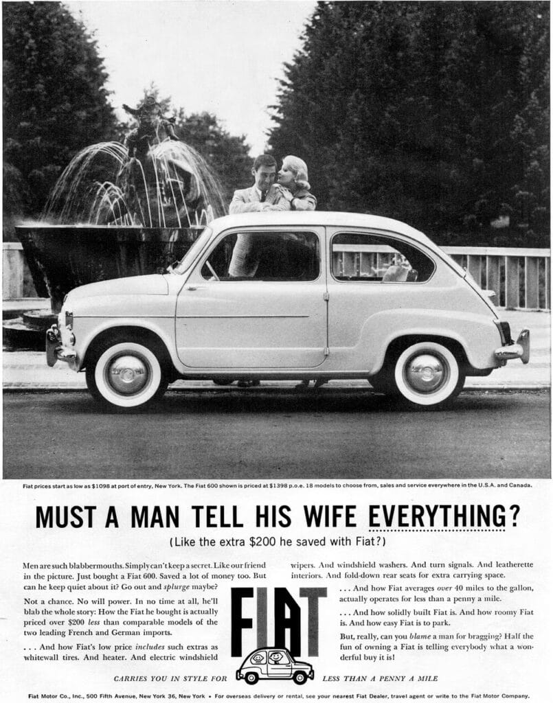 Anuncio en blanco y negro de un Fiat 600 de 1959. En la imagen, un Fiat 600 blanco está estacionado frente a una fuente con estatuas y agua salpicando. Una pareja está sentada en el asiento delantero del auto, mirando hacia afuera. El texto del anuncio dice: "¿DEBE UN HOMBRE CONTARLE TODO A SU ESPOSA? (¿Como los $200 extra que ahorró con FIAT?)". Debajo, hay un texto más pequeño que promociona el precio del Fiat 600 ($1398), su economía de combustible (40 millas por galón), y características como neumáticos de pared blanca, calentador y limpiaparabrisas eléctricos. Al final, se menciona la dirección de Fiat Motor Co. en Nueva York y un eslogan: "TE LLEVA CON ESTILO POR MENOS DE UN CENTAVO POR MILLA".