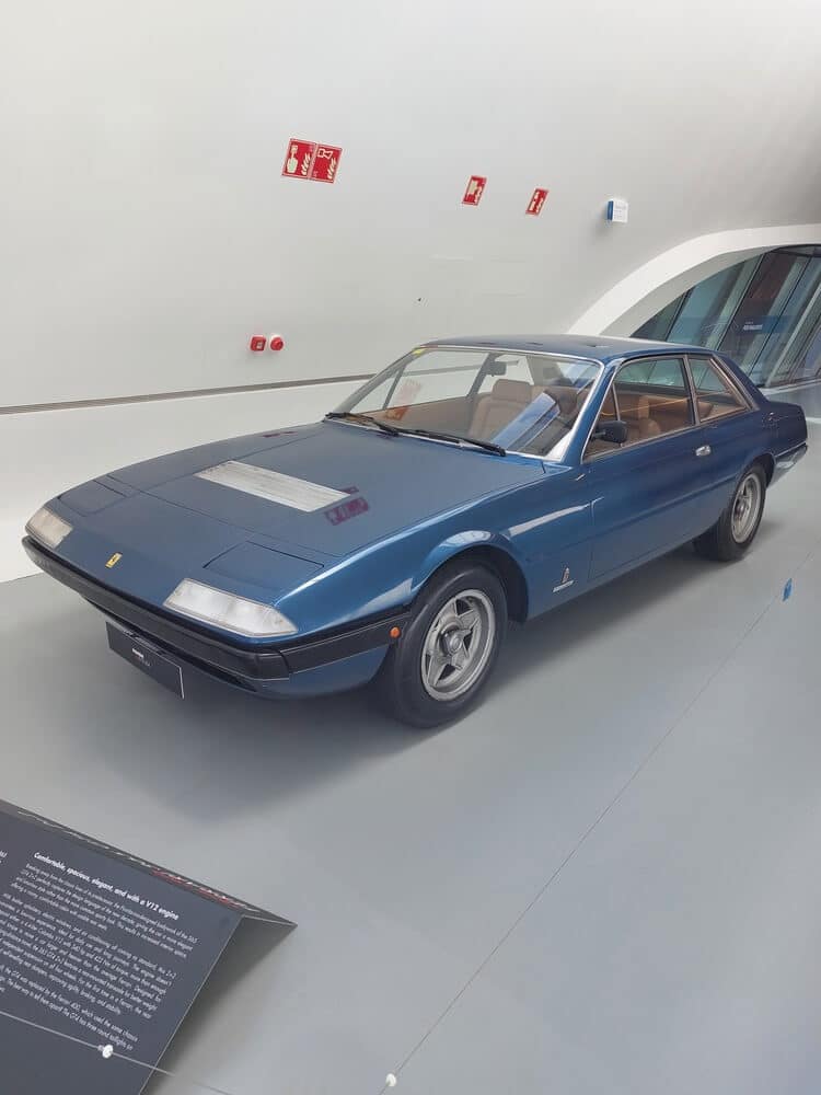 Ferrari 365 GT azul, perspectiva