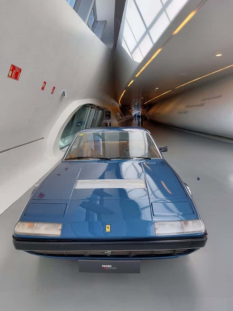 Ferrari 365 GT 2+2, frontal