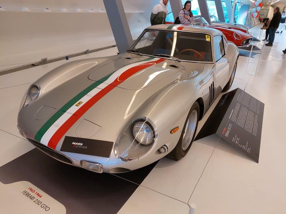 Ferrari 250 GTO gris, perspectiva