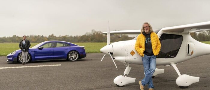 James May posa relajado con la avioneta recordando el año 2005 de Top Gear.