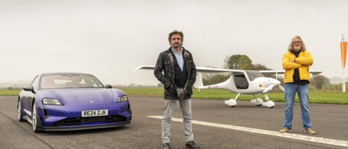 Richard Hammond posa entre el avión y el Porsche en la pista de Top Gear.