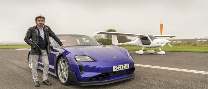 Richard Hammond posa apoyado en el coche eléctrico (Porsche).