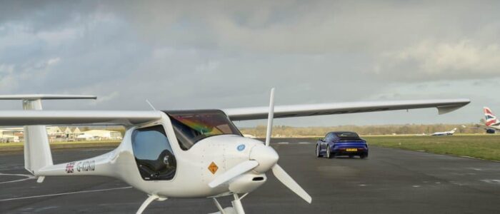 La avioneta y el Porsche estacionados.