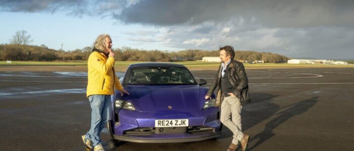 JAmes May y Richard Hammond conversan cerca del Porsche Taycan, un Porsche eléctrico.