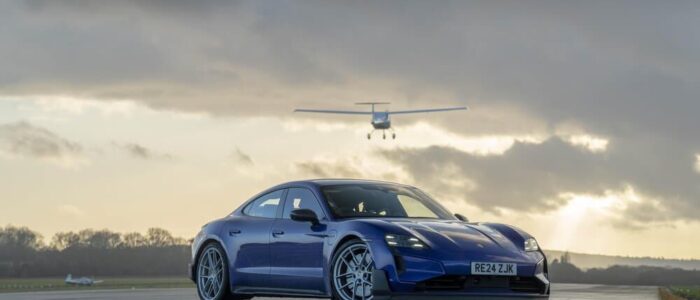 Porsche Taycan morado, la avioeta sobrevuela.